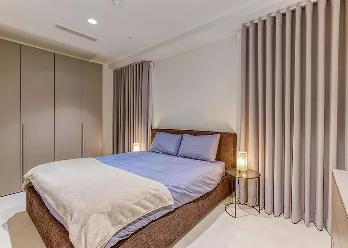 20th Floor, Mercury Tower 아파트 *